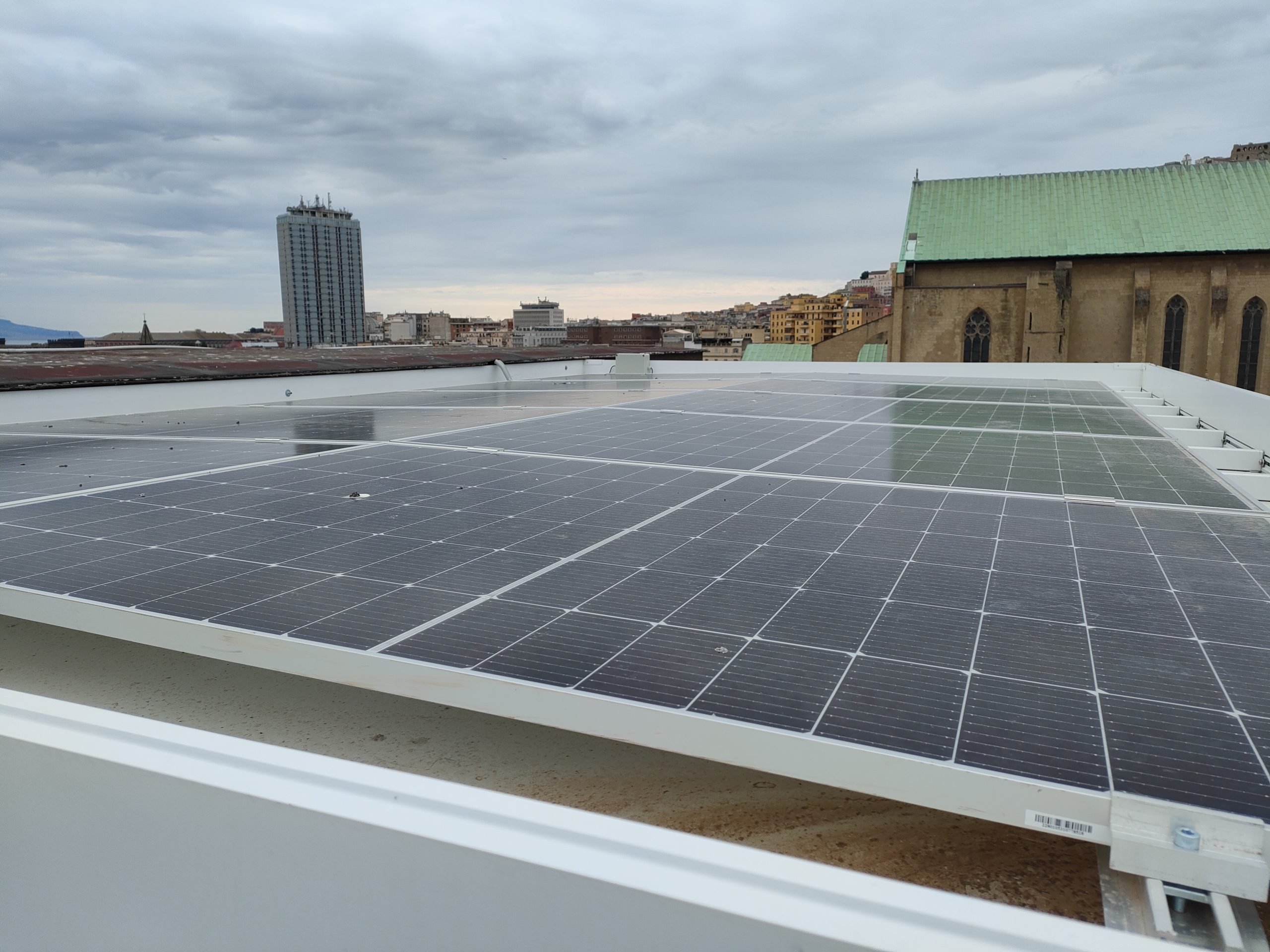 La Pergola con pannelli solari: un’oasi di sostenibilità e comfort”